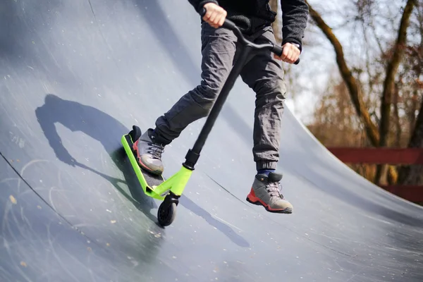 Kid ridning på stunt Scooter på Skate Park ramp — Stockfoto