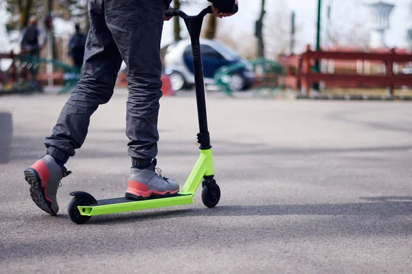 Kid lovaglás kaszkadőr robogó a Skatepark — Stock Fotó