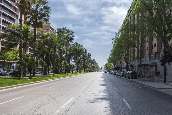 Klar väg under middagstid i Valencia, Spanien — Stockfoto