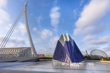 Öğleden sonra geniş açılı lens ile çekilen Agora bina