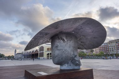 Valencia limanla La Pamela heykeli