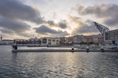 Gün batımında Valencia limanında süslü görünümlü bina