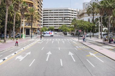 Valencia sokaklarında sürüş yönünü gösteren bazı oklar ile temiz yol