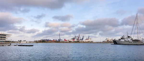 Panoramiczny widok szerokokątny łodzi z Walencji port o zachodzie słońca — Zdjęcie stockowe