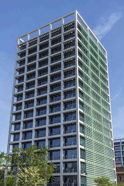 Ψηλό και μοντέρνο κτίριο γραφείων με πράσινα παράθυρα στη VA — Φωτογραφία Αρχείου