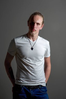 Sarı saçlı ve mavi gözlü genç beyaz ciddi yetişkin