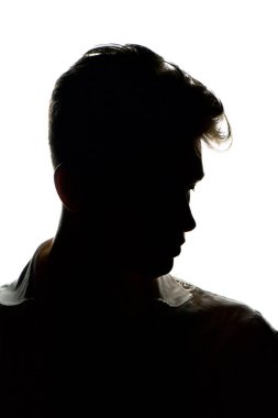 Beyaz üzerine izole edilmiş genç bir adamın silueti