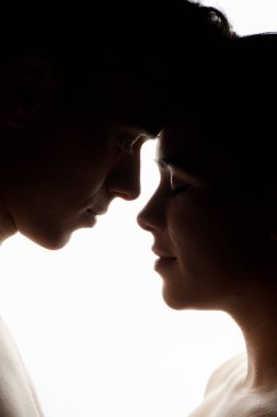 Romantik siluet yakın çekim genç bir çift