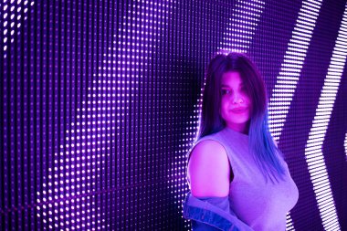 Genç beyaz kız fütüristik renkli poz