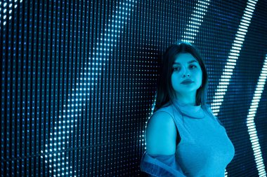 Genç beyaz kız fütüristik renkli poz