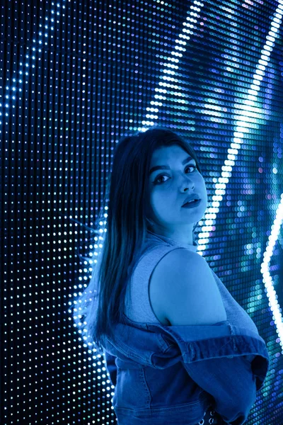 Genç beyaz kız fütüristik renkli poz