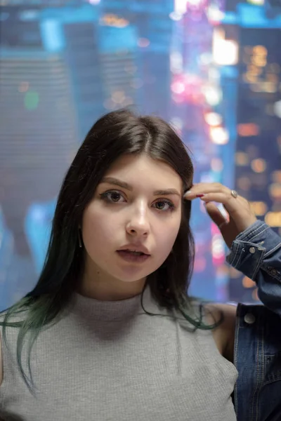Unga och anbud kaukasiska flicka som ser med ärlighet — Stockfoto