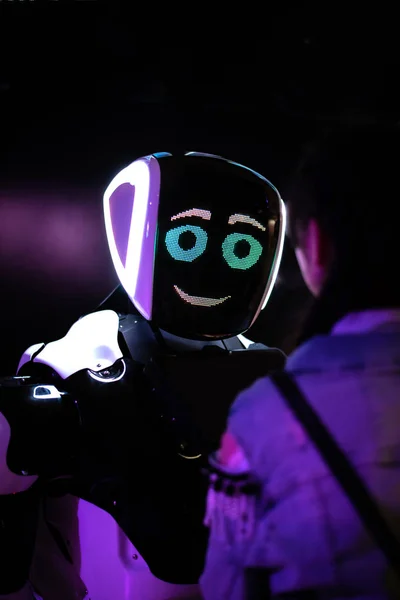 Emotionell robot interagerar med människor — Stockfoto