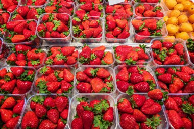 Pazarda lezzetli kırmızı çilek