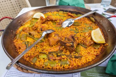 Valencia Gelen Spainsh restoranlarında Paella yemeği