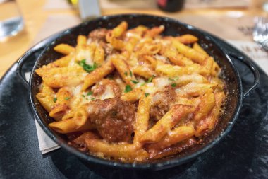 Valencia'dan bir İspanyol restoranında etli makarna