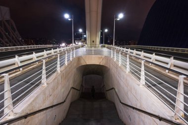 Gece Valencia yollarının symetrical görünümlü görüntü