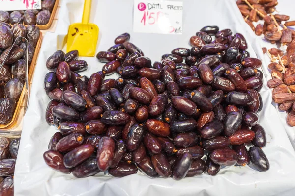 Gedroogde vruchten te koop op de centrale markt van Valencia in Spanje — Stockfoto