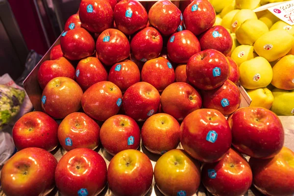 Rode appels te koop op de centrale markt van Valencia — Stockfoto