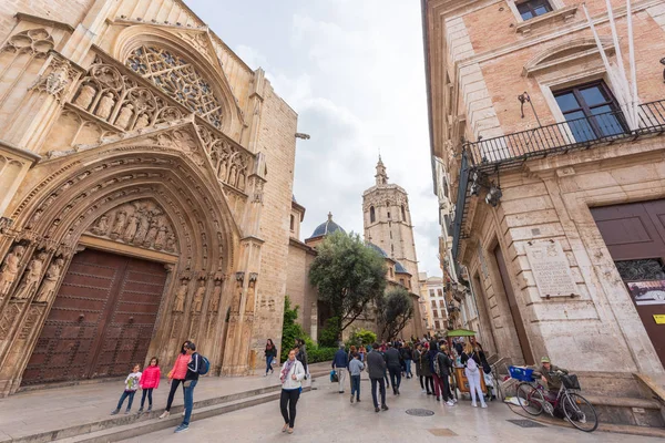 Persone a piedi vicino a edifici importanti da Valencia — Foto Stock