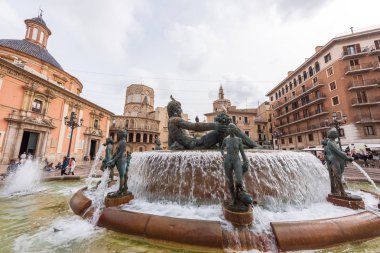 Bazı mitolojik figürler ile büyük bir çeşme yakınında İnsanlar