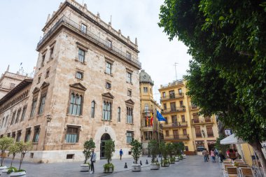 Kentten renkli binaların fotoğraflarını çeken turistler