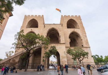 Gotik mimari tarzda inşa edilmiş büyük ortaçağ kulesi