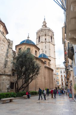 Şehri keşfeden turistler