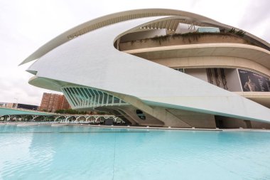 Bulutlu bir günde Opera Binası'nın geniş açılı görünümü