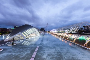 Opera Binası'nın içinden büyük bir araziye geniş bir bakış