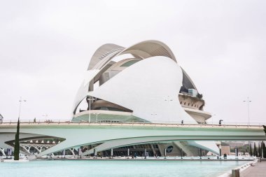 Şehirde bulutlu bir günde Opera Binası