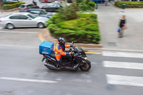 Homens enviando a entrega na scooter — Fotografia de Stock