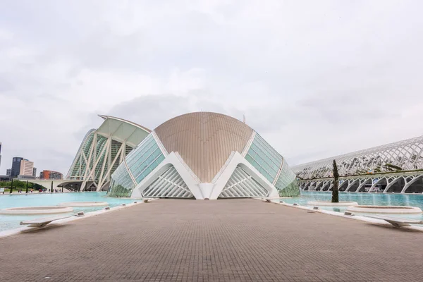 La Città delle Arti e delle Scienze durante una giornata nuvolosa — Foto Stock