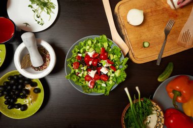 Ahşap masada sağlıklı bir Yunan salatası havai çekim