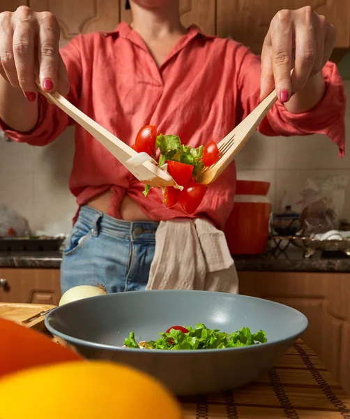 Wanita mencampur salad sehat di dapur — Stok Foto