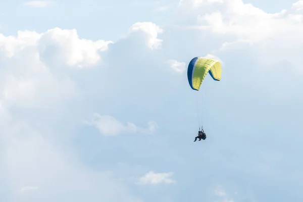 Gleitschirm am Himmel — Stockfoto