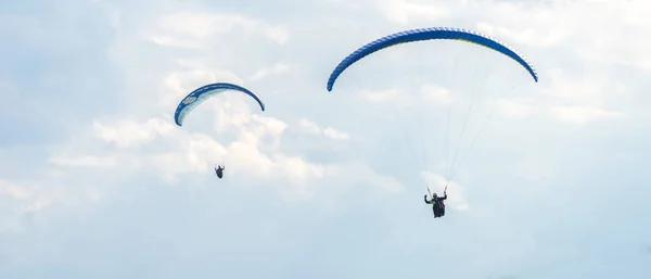 Gökyüzündeki paraglider — Stok fotoğraf