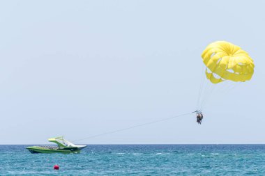 Kıbrıs'ta Akdeniz'de parasailing eğlenen insanlar