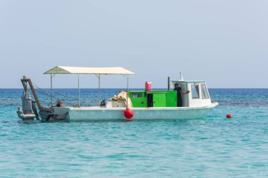 Fisher teknesinde denizde gezinirken
