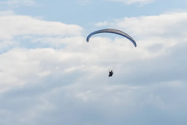 Gökyüzündeki paraglider — Stok fotoğraf