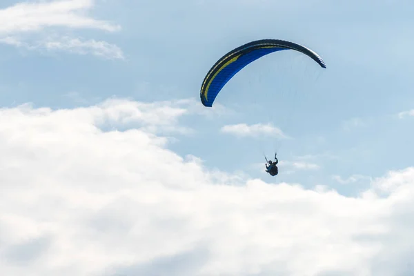 Gökyüzündeki paraglider — Stok fotoğraf