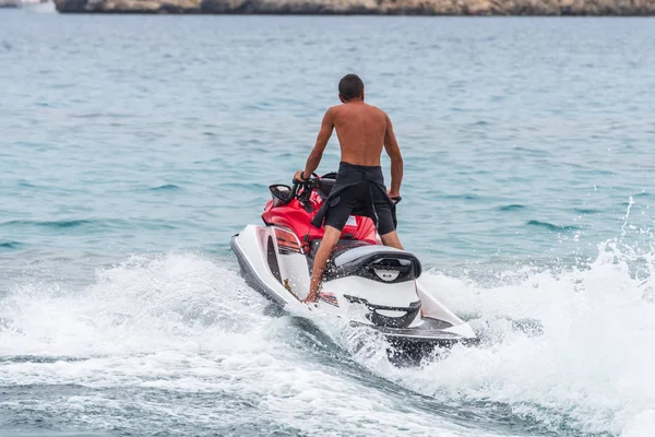 Hombre conduciendo con un cielo de jet en el mar Mediterráneo en Chipre —  Fotos de Stock