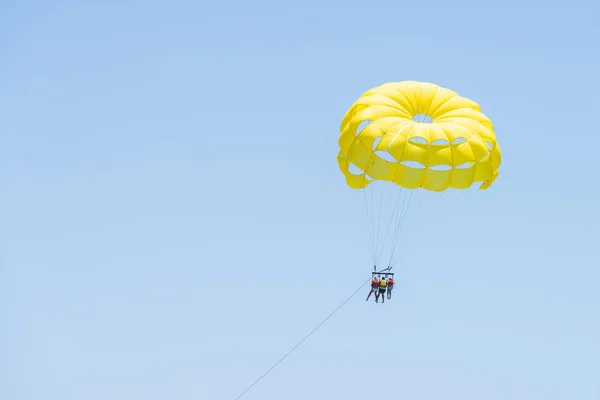 Gente en parasailing en el cielo — Foto de Stock