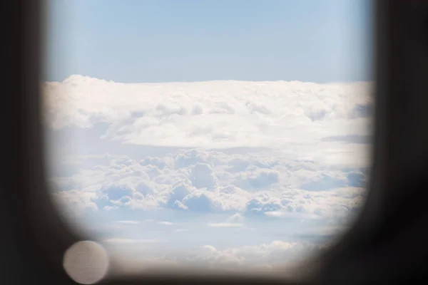 Vista dalla finestra di alcune nuvole molli dal cielo — Foto Stock