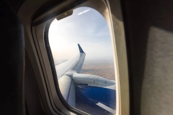 Wing of an aiplane viewed from the inside of the aircraft
