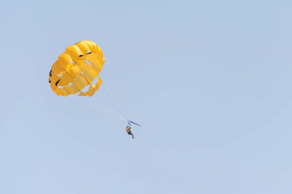 Två personer på en parasailing i skyn — Stockfoto