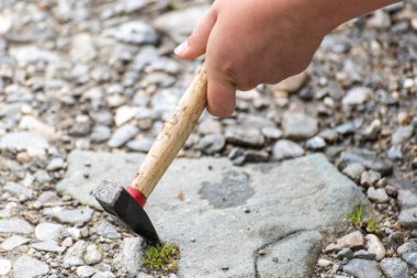 Küçük çekiç bazı taşlar isabet