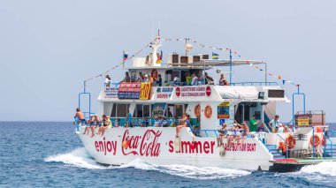 Akdeniz'de turistlerle Coca Cola tekne