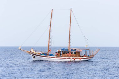 Akdeniz'de bir yelkenli tekne