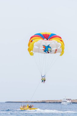 Bir çift parasailing eğleniyor